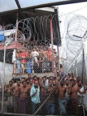 La foto es de migrantes detenidos en Malasia, de Amnistía Internacional