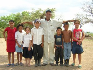 Líder comunitario y niños de zonas rurales