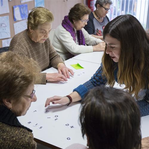Voluntariat per dinamitzar taller d'actualitat amb persones grans a borrell - barcelona