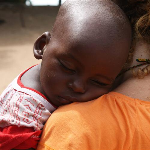 Vacaciones solidarias kenia_apoyo en cuidado de bebés