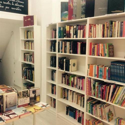 Voluntariado en librería solidaria aida books&more valencia de la c/ moratín 11