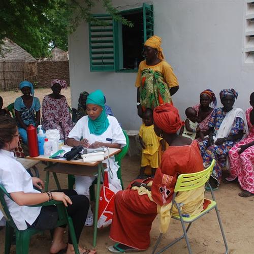 Voluntarios en el ámbito sanitario para atención primaria en Senegal