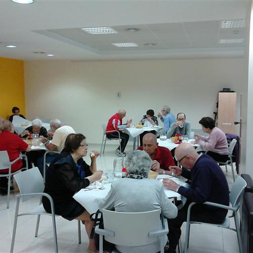 Voluntariat pel projecte dina en companyia per a gent gran a barcelona -raval
