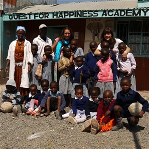 Internacional viaje solidario en orfanato y escuela