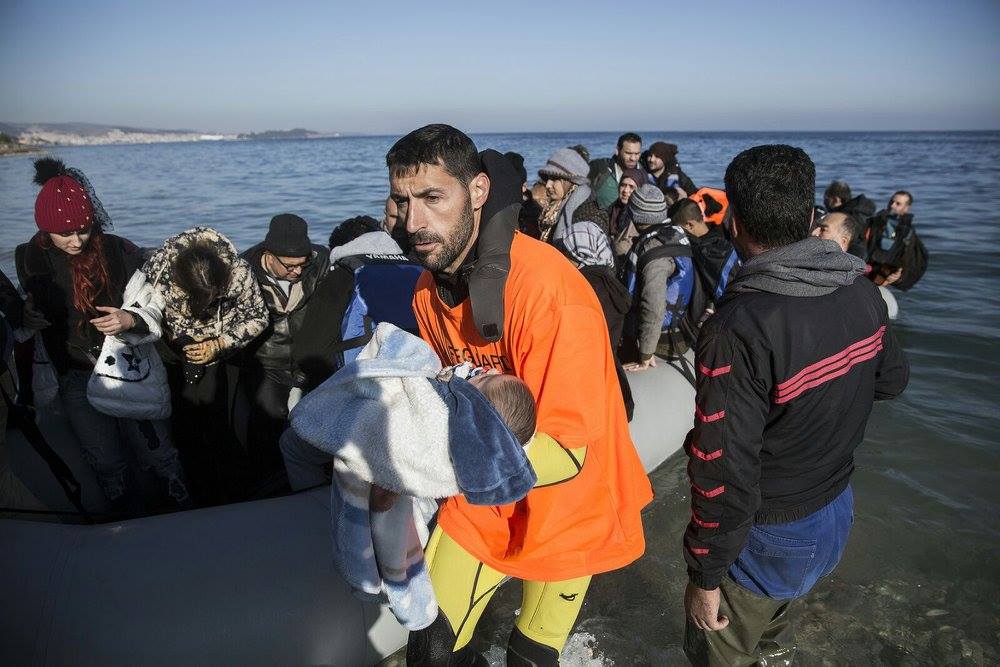 Álvaro recatando a un menor refugiado en la isla de Lesbos