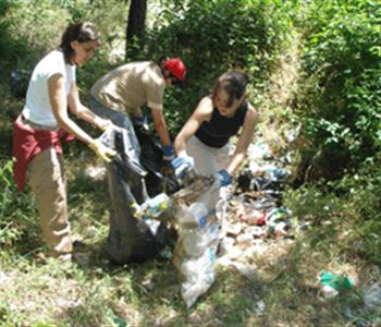  Ecología y medio ambiente: voluntarias y voluntarios que limpian ríos