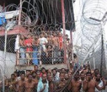 La foto es de migrantes detenidos en Malasia, de Amnistía Internacional
