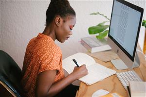 Mujer trabajando frente al ordenador