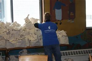 Un voluntario de UnitedHealth colaborando en Amo´s House