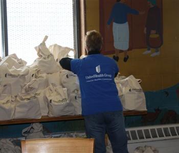 Un voluntario de UnitedHealth colaborando en Amo´s House