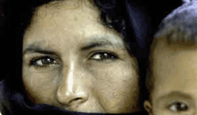 Mujer y niño / Imagen de www.acsur.org