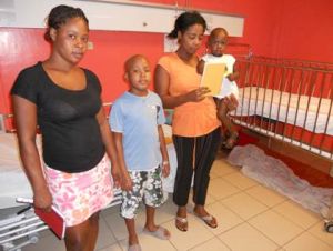 Familias cuidando de sus hijos en el área para niños enfermos por cáncer, desde el Hospital St. Damien, Pto. Príncipe.