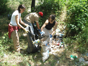 Ecología y medio ambiente: voluntarias y voluntarios que limpian ríos