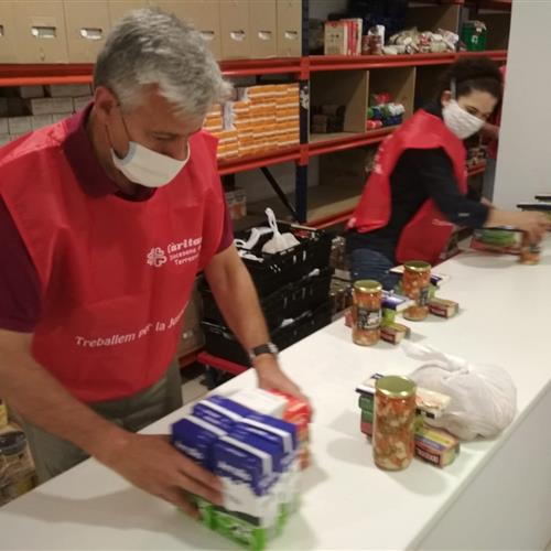 Voluntaris per atendre l'entrega l'aliments a persones vulnerables a ripollet