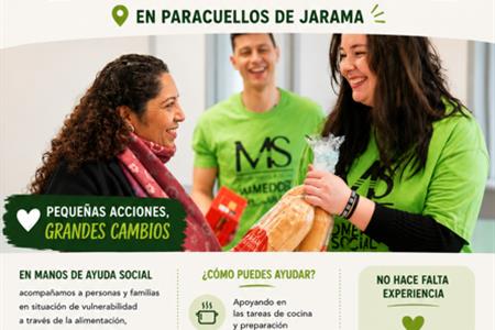 Voluntario en el comedor social manos de ayuda social