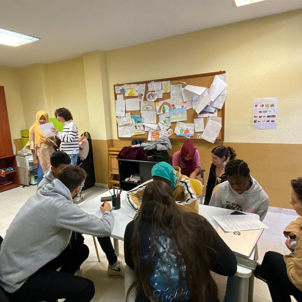 Proyecto educativo con adolescentes y menores no acompañados + apoyo escolar 
