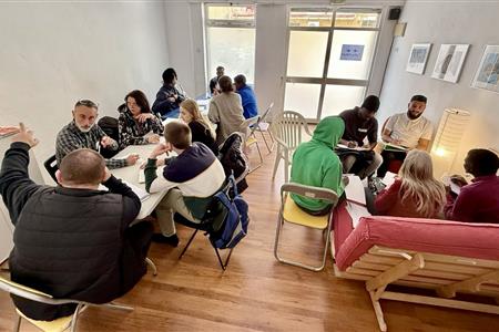 Acompaña a jóvenes migrantes en situación de vulnerabilidad.