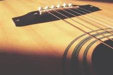 Professors/res d'introducció a la guitarra a joves nouvinguts de 12 a 17 anys
