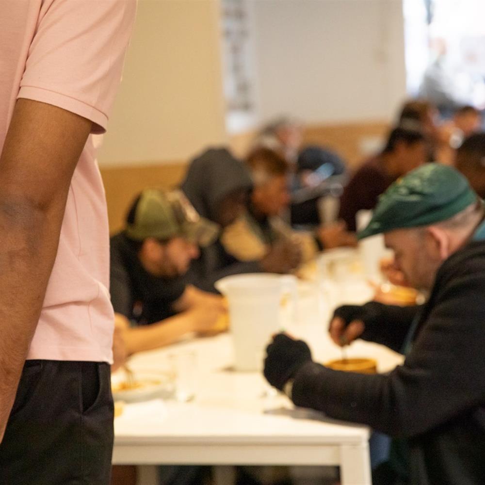 Voluntariat servint el sopar o l'esmorzar a persones en situació de sensellarisme