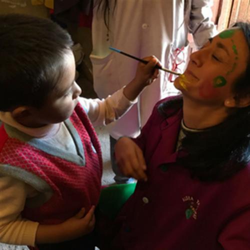 Colabora en la educación de niños y niñas en Perú