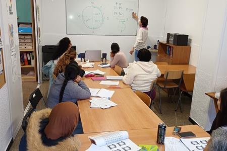 Clases castellano y alfabetización a personas migradas