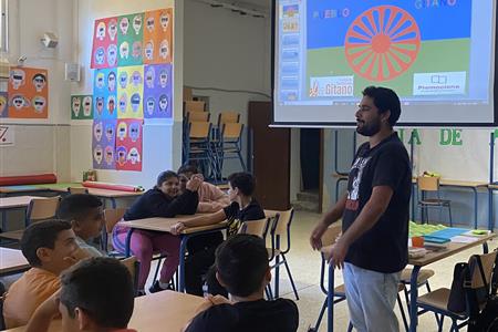 Clases de alfabetización básica con personas gitanas del este de europa