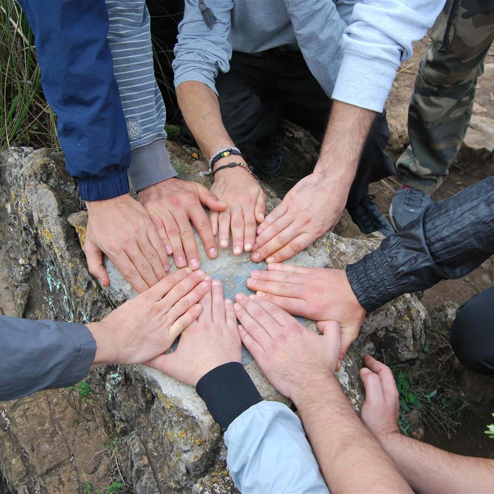 Voluntario cocina en comunidad terapeutica