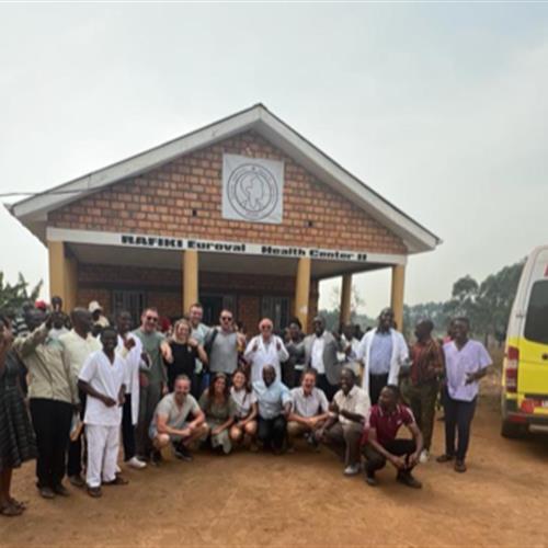 Matrona voluntaria para dispensario médico en Uganda