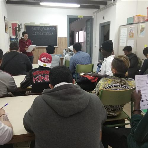 Professorat voluntari per impartir classes de castellà durant els matins de juliol
