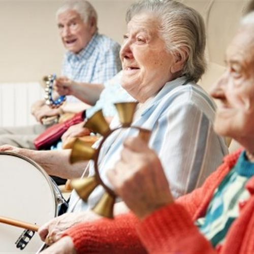 Animación musical con personas mayores