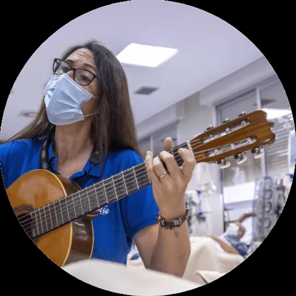 Classes de música a un jove en situació vulnerable