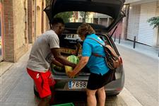Persona voluntaria amb cotxe per poder recollir donacions d'aliments 