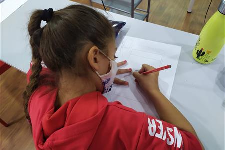 Apoyo para talleres de inglés con menores inmigrantes en aula multicultural