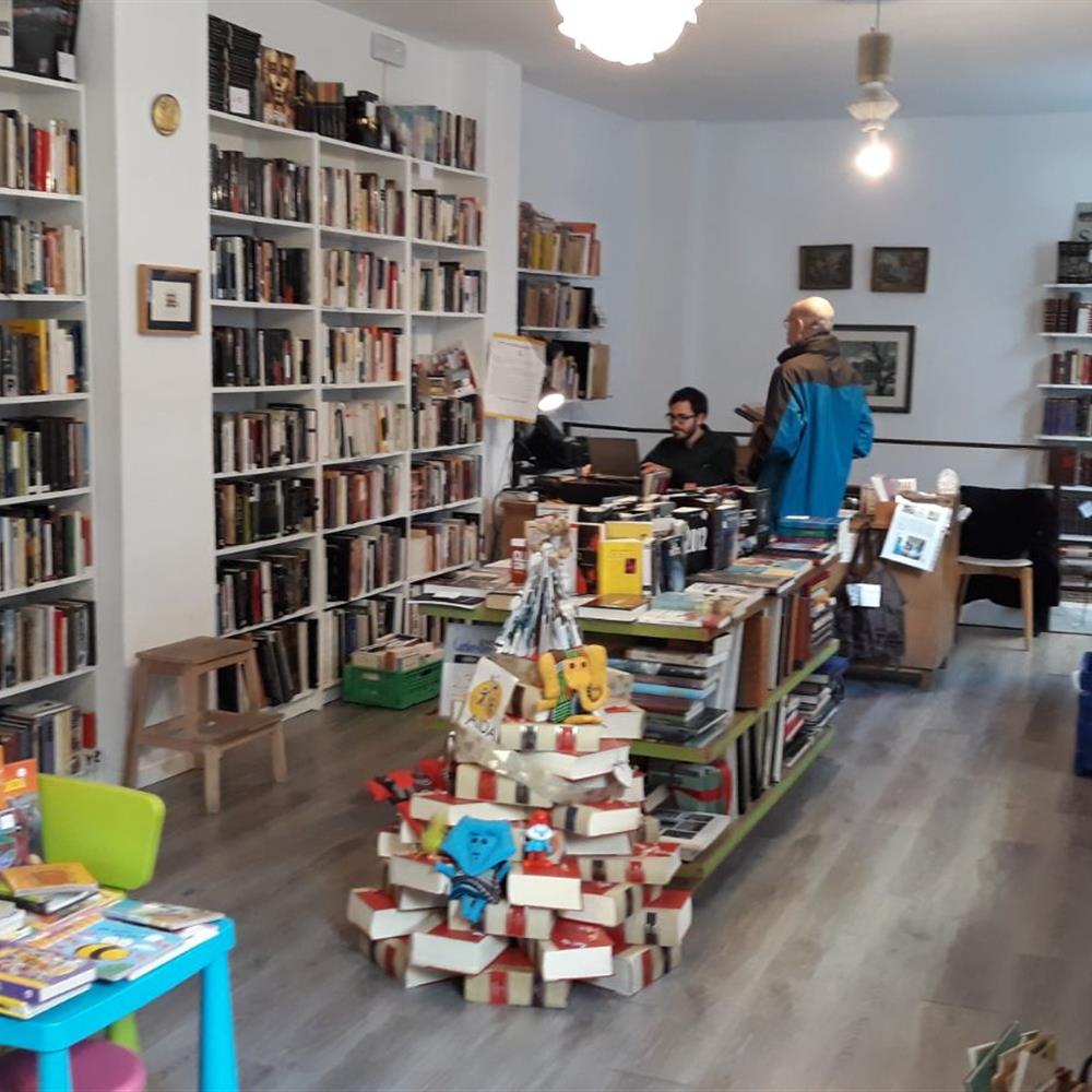 Voluntariado en librería solidaria aida books&more león