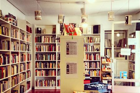 Voluntariado en librería solidaria aida books&more zaragoza