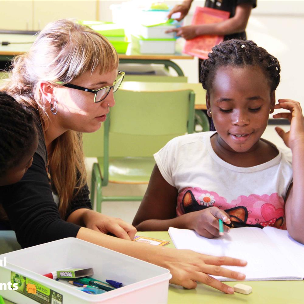 Voluntaris/es per reforç escolar activitats lúdiques amb infants a salt (girona)