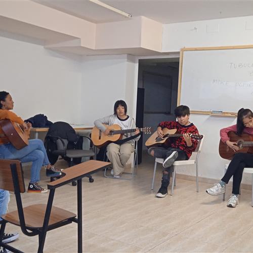 Professor/a guitarra per jovent migrat (12 - 16 anys)
