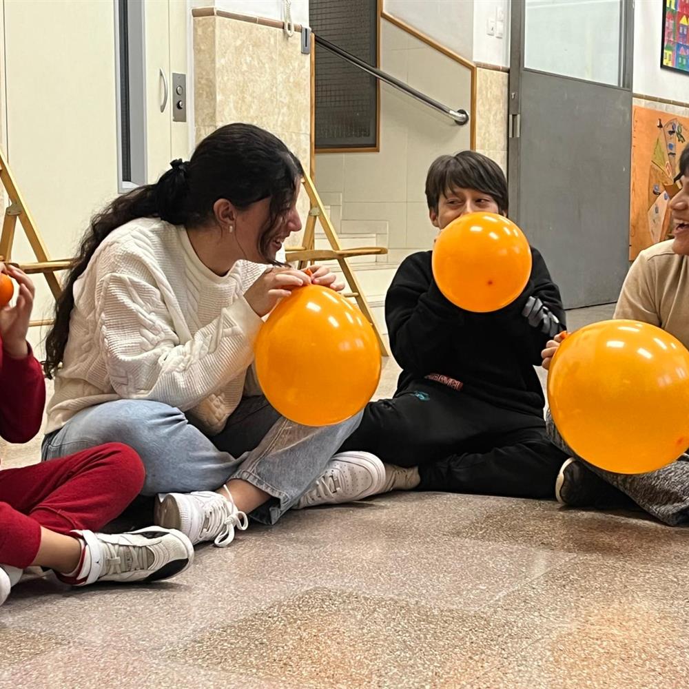 Passa una tarda amb infants de primària 