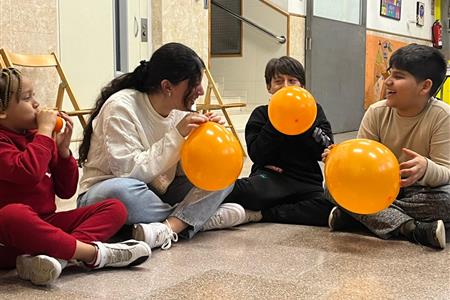 Passa una tarda amb infants de primària 