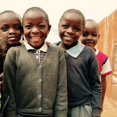 Ayuda a mejorar la educación de niñas en Kenia
