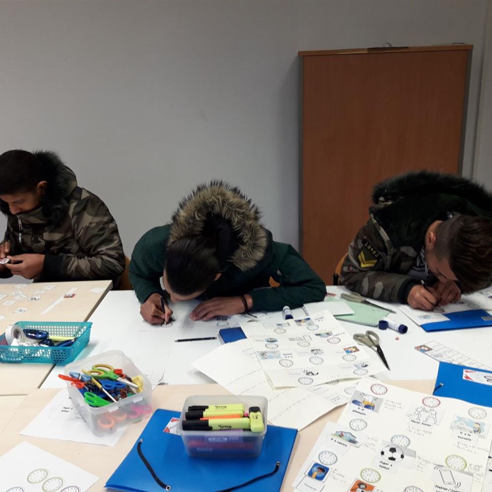 Voluntariat per ensenyar castellà a persones migrades