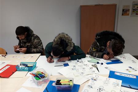 Voluntariat per ensenyar castellà a persones migrades