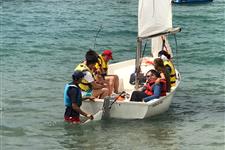Voluntaris de suport per vela amb persones amb paràlisi cerebral