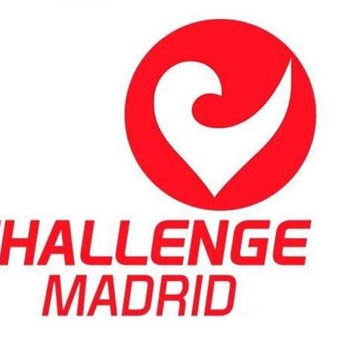 Personas voluntarias de apoyo a deportistas en challenge madrid 2019
