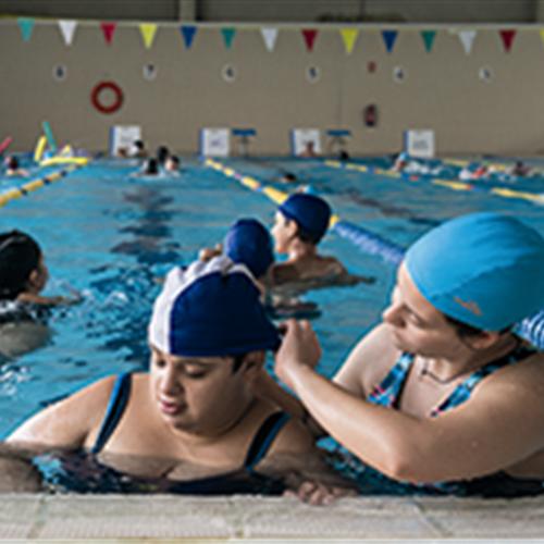 Personas voluntarias para ir a la piscina con personas con discapacidad intelectual