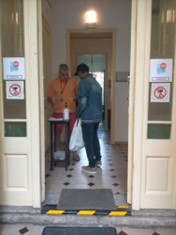 Voluntariado ayuda gente sin hogar martes tarde