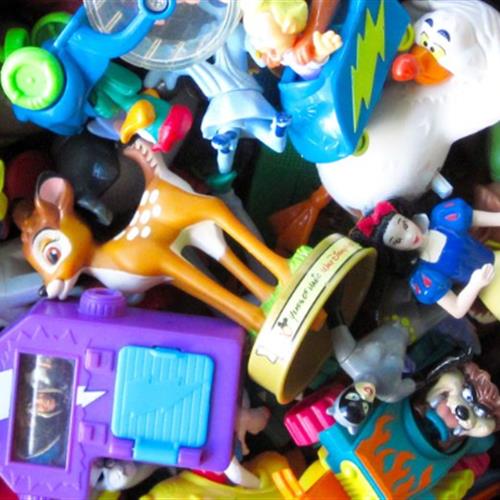 Organización y limpieza de juguetes, material escolar y otros.