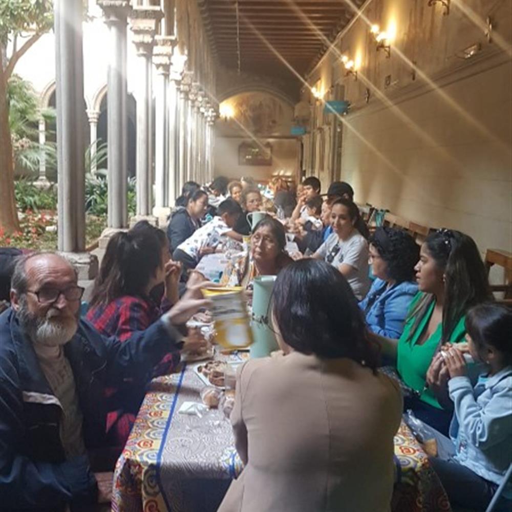 Acompañar a personas con pocos recursos y servir merienda