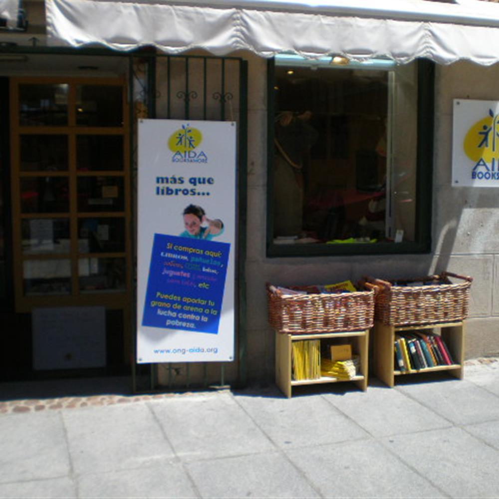 Voluntario puesto de libros solidarios en la cuesta de moyano 