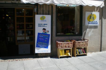 Voluntario puesto de libros solidarios en la cuesta de moyano 